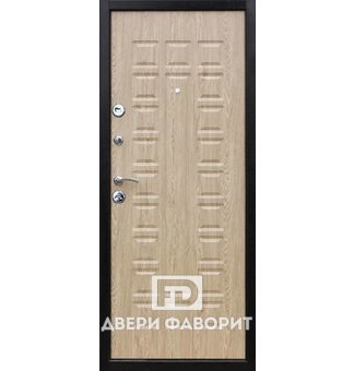 дверь уличная с бежевой мдф панелью